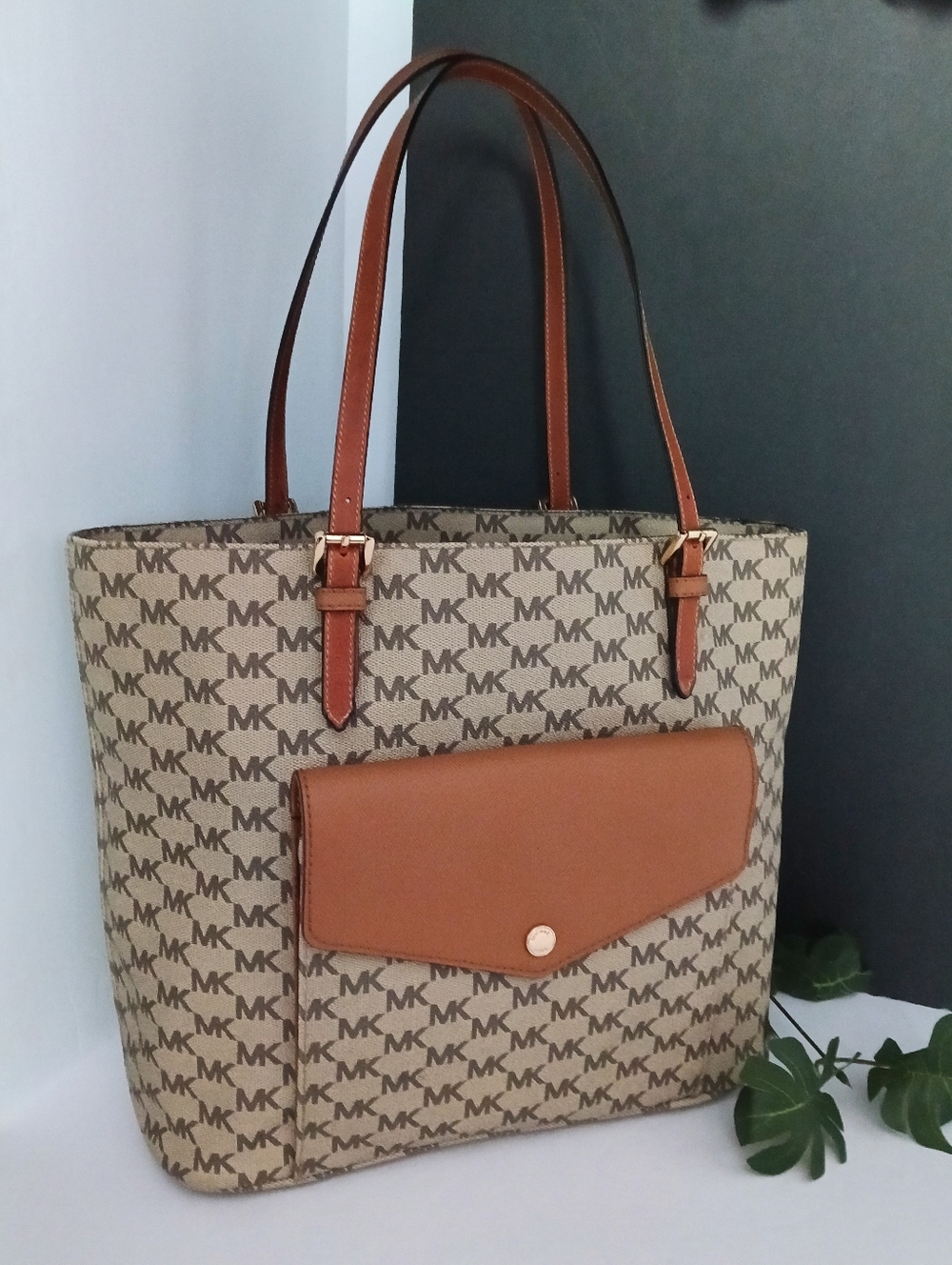 Michael kors Tan/Acorn Tote/Purse Jet Set with Shoulder Straps